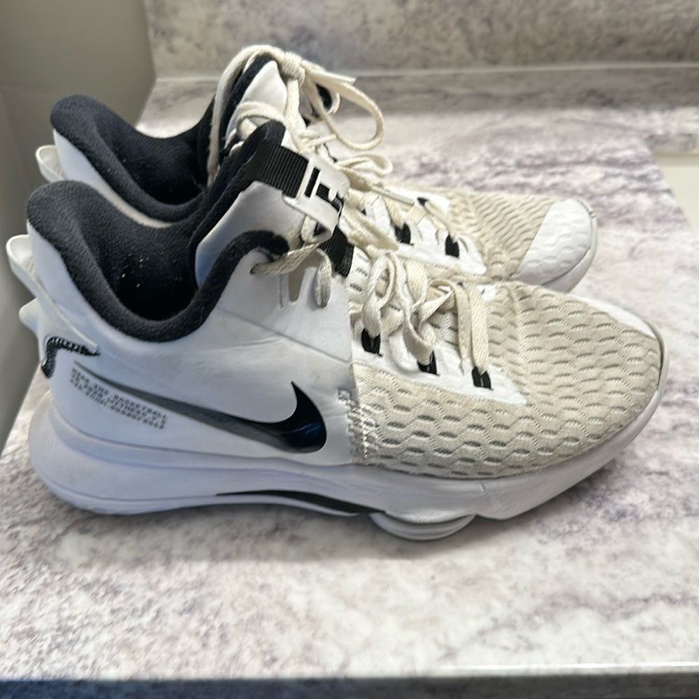 Nike LeBron Witness 5 White Black 2020 men’s size 8